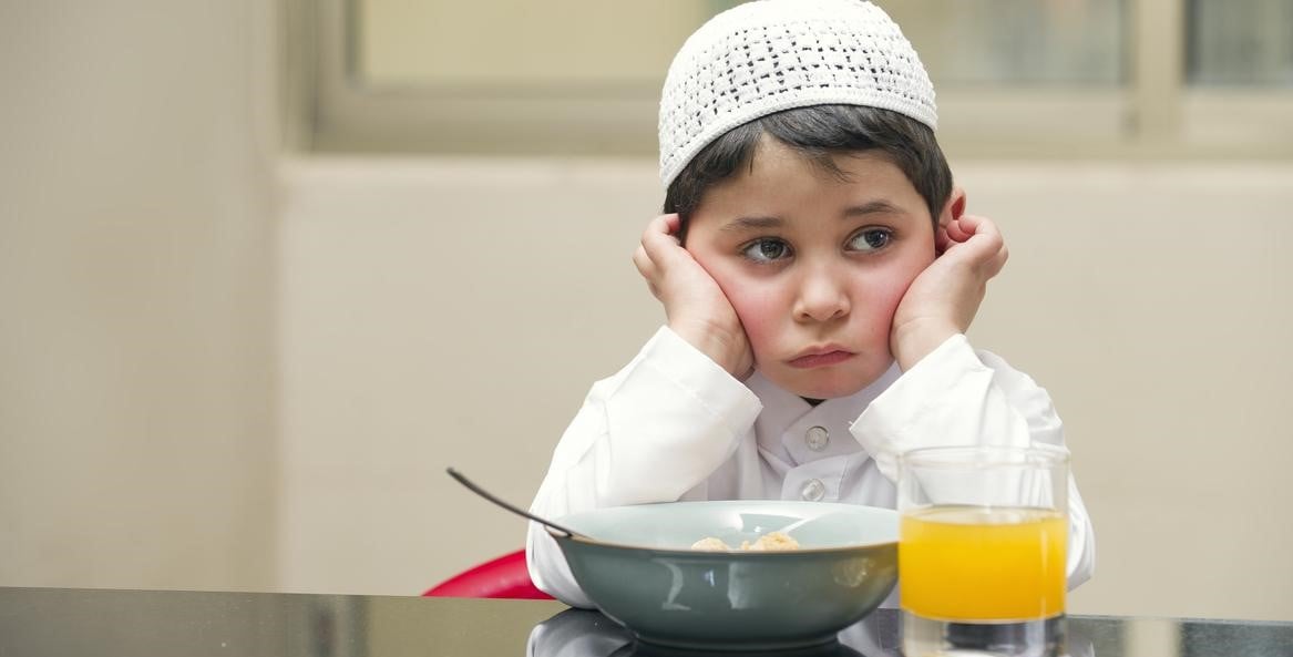 من التحفيز إلى المنع.. كيف يتعود الأطفال على صيام رمضان؟