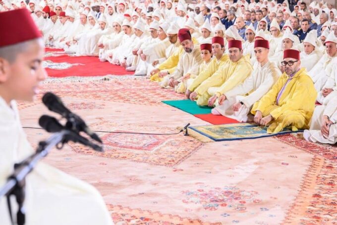 الملك يحيي ليلة القدر ويؤدي صلاة التراويح جلوسا بالرباط بسبب وضعه الصحي