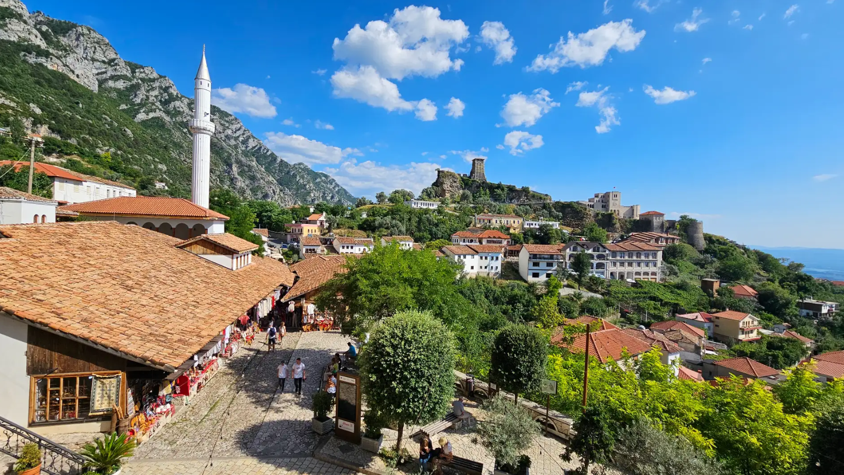 العاصمة الألبانية تيرانا تستضيف معرض السيارات الكلاسيكية وتفتح أبوابها لاستقبال السياح