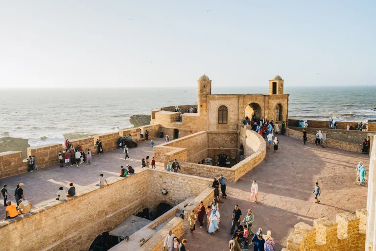 الصويرة جوهرة المغرب الساحلية تمزج بين التاريخ الغني والثقافة الحرفية النابضة بالحياة
