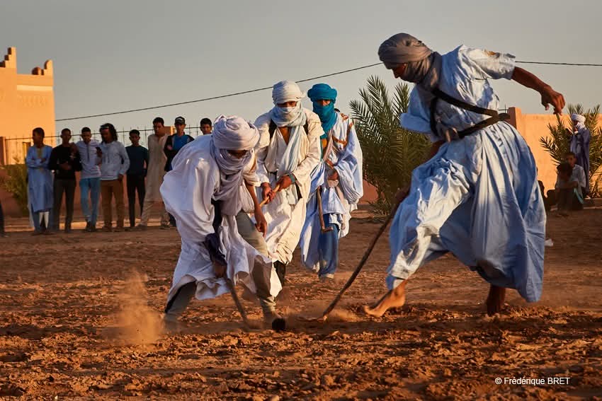 "هوكي على الرمال"..محاميد الغزلان تبهر الزوار بتقاليدها العريقة