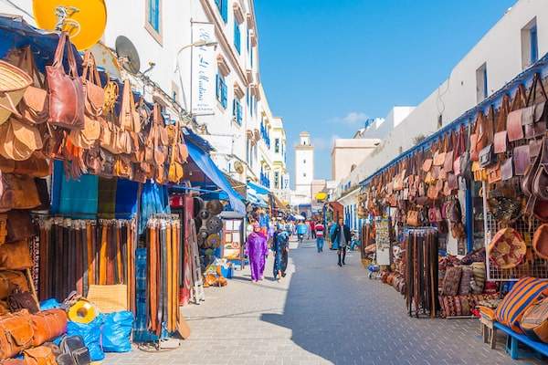 الصويرة جوهرة المغرب الساحلية تمزج بين التاريخ الغني والحرف النابضة بالحياة