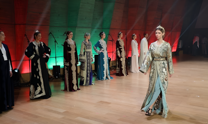 القفطان المغربي يتألق في عروض مبهرة بأبوظبي