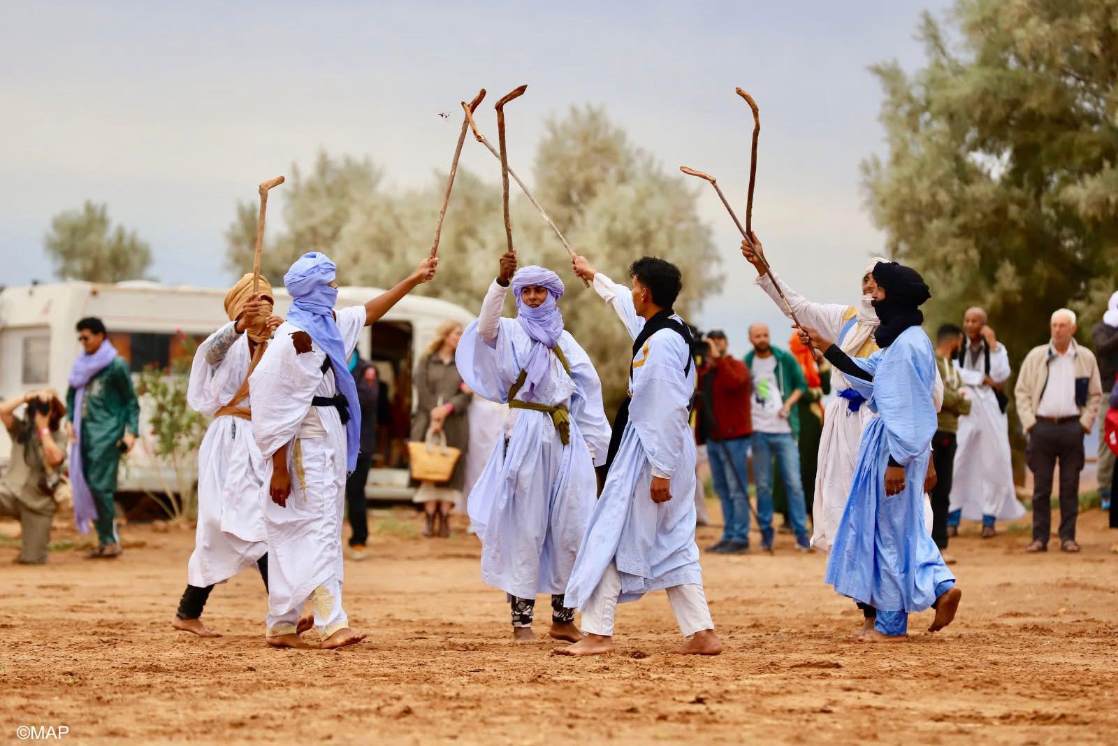 "هوكي على الرمال"..محاميد الغزلان تبهر الزوار بتقاليدها العريقة