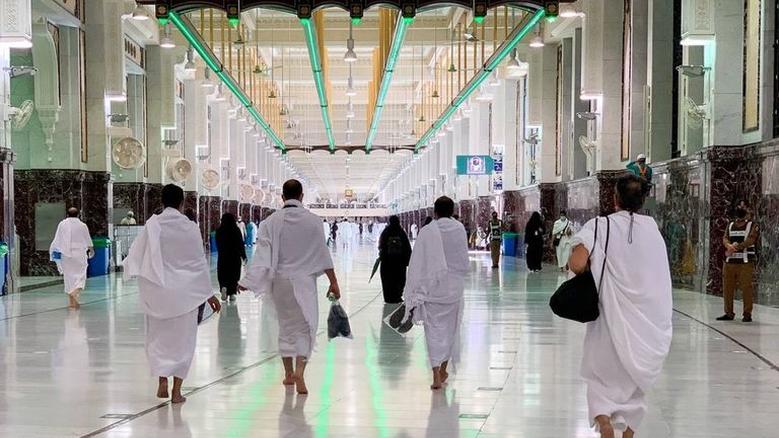 لتقليل الحرارة 12 درجة مئوية.. السعودية توسع الطرق المبردة استعداداً لموسم للحج