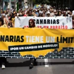 جزر الكناري ومعضلة السياحة المفرطة: أعداد قياسية من الزوار رغم احتجاجات السكان