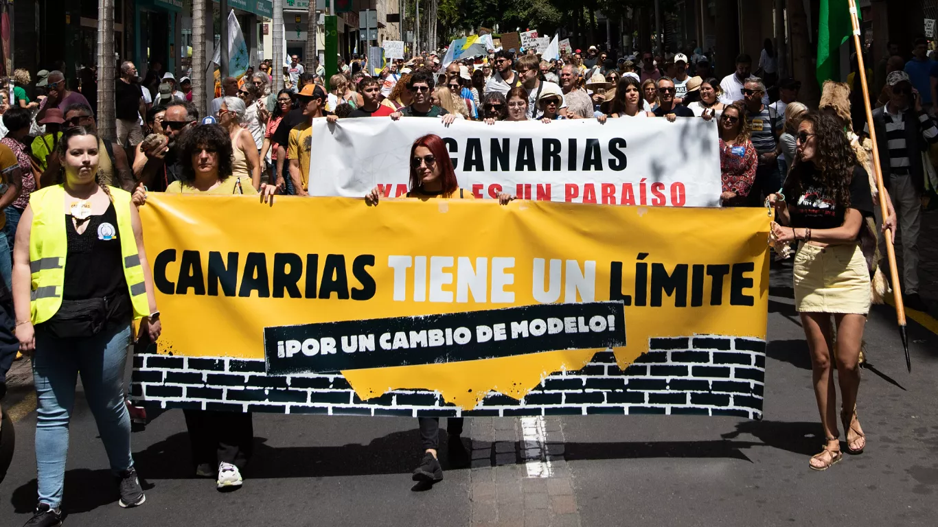 جزر الكناري ومعضلة السياحة المفرطة: أعداد قياسية من الزوار رغم احتجاجات السكان