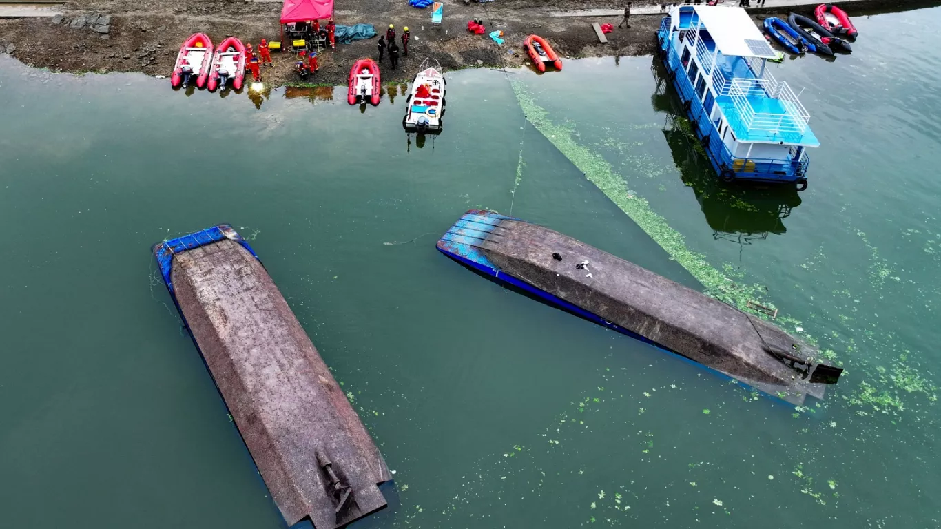 مصرع 10 أشخاص إثر انقلاب 4 قوارب سياحية في نهر جنوب غرب الصين