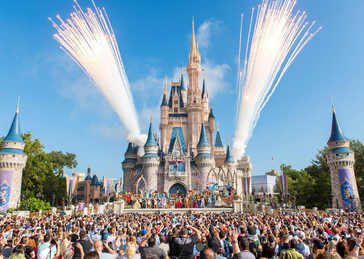 الولايات المتحدة الأمريكية على حافة خسارة 12.5 مليار دولار من الإنفاق السياحي في 2025