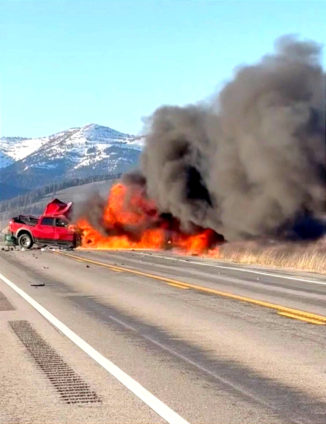 حادث مميت يودي بحياة 7 أشخاص إثر اصطدام شاحنة بحافلة سياحية قرب متنزه أميركي