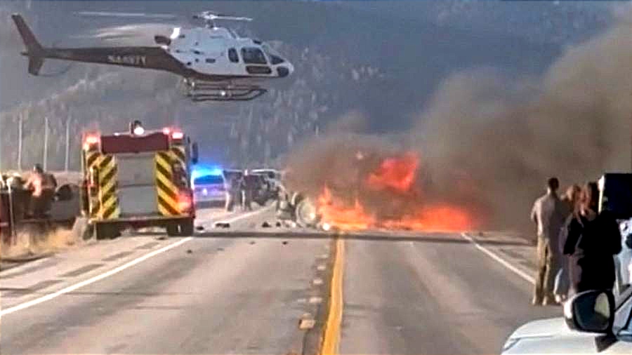 حادث مميت يودي بحياة 7 أشخاص إثر اصطدام شاحنة بحافلة سياحية قرب متنزه أميركي