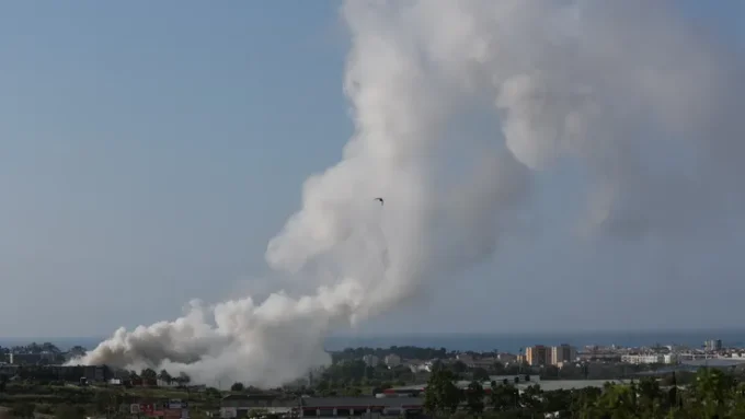 أكثر من 160 ألف شخص محاصرون في إسبانيا بسبب سحابة الكلور السامة