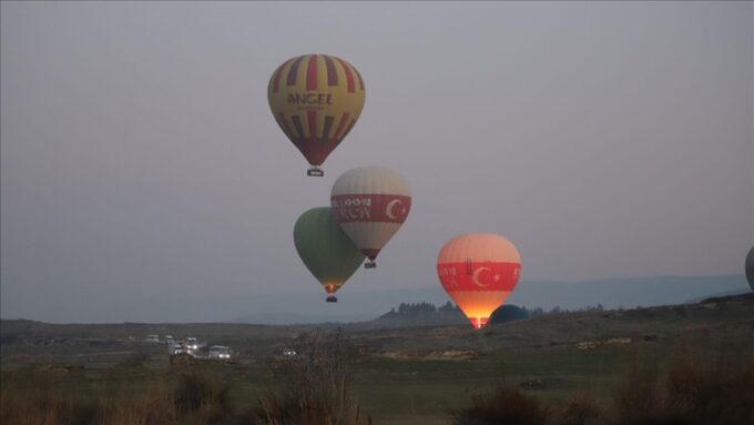 تركيا.. مناطيد تحلق بالسياح فوق "الجنة البيضاء"