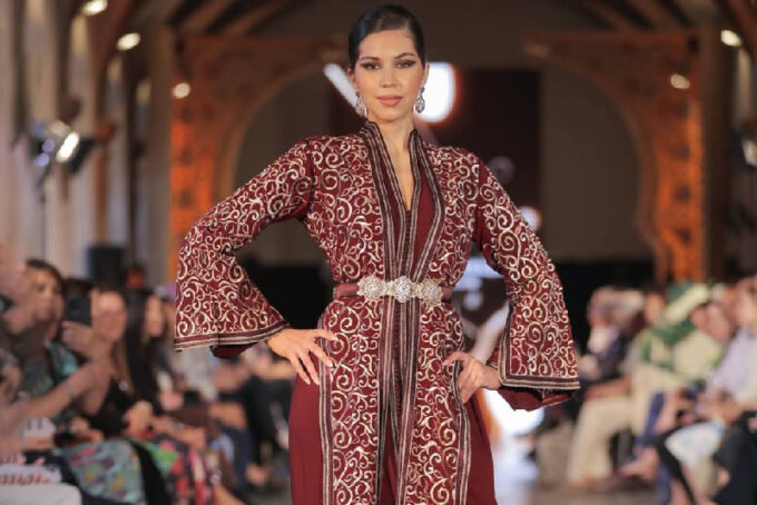 “أيام التراث الثقافي المغربي” في براغ: سميرة حدوشي تحتفي بالقفطان المغربي