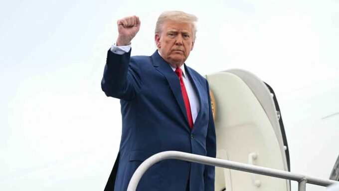 إدارة ترامب تدرس إضافة 36 دولة إلى قائمة حظر السفر.. بينها مصر وسوريا أظهرت مذكرة داخلية لوزارة الخارجية الأميركية، أن إدارة الرئيس الأميركي دونالد ترامب تدرس توسيع نطاق حظر السفر ليشمل منع مواطني 36 دولة إضافية من دخول الولايات المتحدة. في وقت سابق من هذا الشهر، وقع الرئيس ترامب قرارًا يحظر دخول مواطني 12 دولة، قائلاً إن هذه الخطوة ضرورية لحماية الولايات المتحدة من "الإرهابيين الأجانب" ومن تهديدات أخرى للأمن القومي. وجاء القرار في إطار حملة على الهجرة أطلقها ترامب هذا العام في بداية ولايته الثانية شملت ترحيل مئات الفنزويليين المشتبه في انتمائهم لعصابات إجرامية إلى السلفادور إضافة إلى محاولات لحرمان بعض الطلاب الأجانب من الالتحاق بالجامعات الأمريكية وترحيل آخرين. وفي مذكرة دبلوماسية داخلية موقعة من وزير الخارجية الأميركي، ماركو روبيو، حددت الوزارة مخاوف بشأن البلدان المعنية وسعت إلى اتخاذ إجراءات تصحيحية. وقالت المذكرة التي صدرت مطلع الأسبوع "حددت الوزارة 36 دولة تشكل مصدرًا للقلق وقد يوصى بفرض حظر كلي أو جزئي على دخول مواطنيها إذا لم تفِ بالمتطلبات المعيارية القائمة خلال 60 يومًا". ومن بين المخاوف التي طرحتها وزارة الخارجية في المذكرة افتقار تلك الدول لحكومات تتمتع بالكفاءة أو السلطات المتعاونة معها لإنتاج وثائق هوية يعتمد عليها وموثوقة. وأشارت الوثيقة إلى أن من المخاوف الأخرى هي "التشكك في أمن" عملية إصدار جوازات السفر في بعض تلك الدول. وأشارت المذكرة إلى أن بعض الدول لم تكن متعاونة في تسهيل ترحيل مواطنيها من الولايات المتحدة الذين صدرت أوامر بترحيلهم. كما أن بعض الدول تجاوز مواطنوها مدة الإقامة المسموح لهم بها في الولايات المتحدة. ومن الأسباب الأخرى للقلق التي ذكرتها الوثيقة تورط مواطني تلك الدول في أعمال إرهابية في الولايات المتحدة أو في أنشطة معادية للسامية أو مناهضة لأميركا. وأشارت المذكرة إلى أن هذه المخاوف لا تنطبق جميعها على كل الدول المذكورة. وقال مسؤول كبير في وزارة الخارجية "نعيد تقييم سياساتنا باستمرار لضمان سلامة الأميركيين والتزام الأجانب بقوانيننا" لكنه أحجم عن التعليق على مداولات واتصالات داخلية محددة. وأضاف "وزارة الخارجية ملتزمة بحماية أمتنا ومواطنيها من خلال الالتزام بأعلى معايير الأمن القومي والسلامة العامة خلال عمليات منح التأشيرات". الدول التي قد يشملها الحظر ومن بين الدول التي قد يشملها الحظر الإضافي كليًا أو جزئيًا إذا أخفقت في الامتثال للمعايير خلال 60 يومًا (مصر وسوريا وجيبوتي وموريتانيا وجنوب السودان وإثيوبيا وتنزانيا والنيجر ونيجيريا والسنغال وأوغندا وزامبيا وزمبابوي وأنغولا وبوركينا فاسو والرأس الأخضر وكمبوديا والكاميرون وساحل العاج وجمهورية الكونغو الديمقراطية والغابون وجامبيا وغانا وقرغيزستان وليبيريا ومالاوي). وستشكل إضافة 36 دولة توسيعًا كبيرًا للحظر الذي دخل حيز التنفيذ على 12 دولة في وقت سابق من هذا الشهر وشمل ليبيا والصومال والسودان واليمن وإريتريا وإيران وأفغانستان وميانمار وتشاد والكونغو وغينيا الاستوائية وهايتي. كما فرض الحظر قيودًا جزئية على دخول مواطنين من سبع دول أخرى هي بوروندي وكوبا ولاوس وسيراليون وتوغو وتركمانستان وفنزويلا. وخلال ولايته الأولى، أعلن ترامب حظرًا على دخول القادمين من سبع دول ذات أغلبية مسلمة، وهي سياسة خضعت لمراجعات عديدة قبل أن تؤيدها المحكمة العليا عام 2018. المصدر: العربية