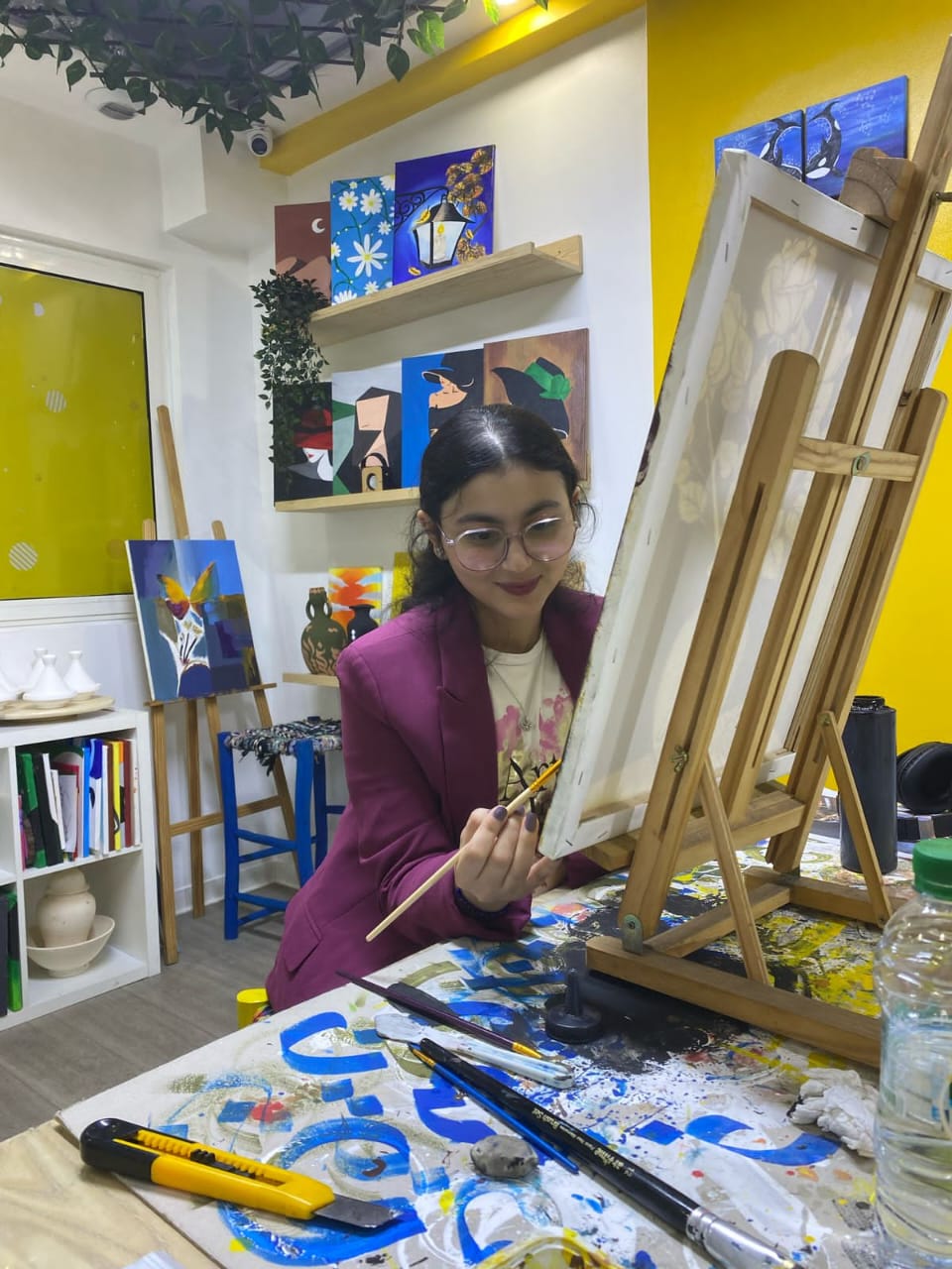 الفنانة التشكيلية ومصممة الأزياء ملاك تاغي ريشة أنثوية ترسم درب التميز في عالم الفن التشكيلي