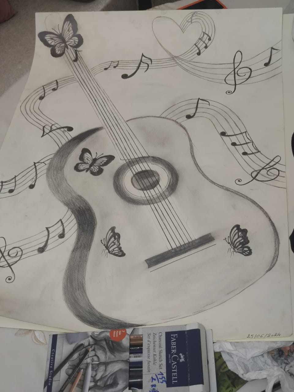 الفنانة التشكيلية ومصممة الأزياء ملاك تاغي ريشة أنثوية ترسم درب التميز في عالم الفن التشكيلي