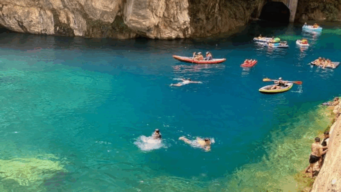 أسفالو.. منتجع يجذب عشّاق الجبال الهادئة