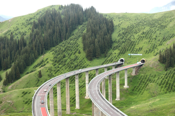 شينجيانغ الصينية تكشف عن 6 طرق سريعة سياحية جديدة لتعزيز السياحة