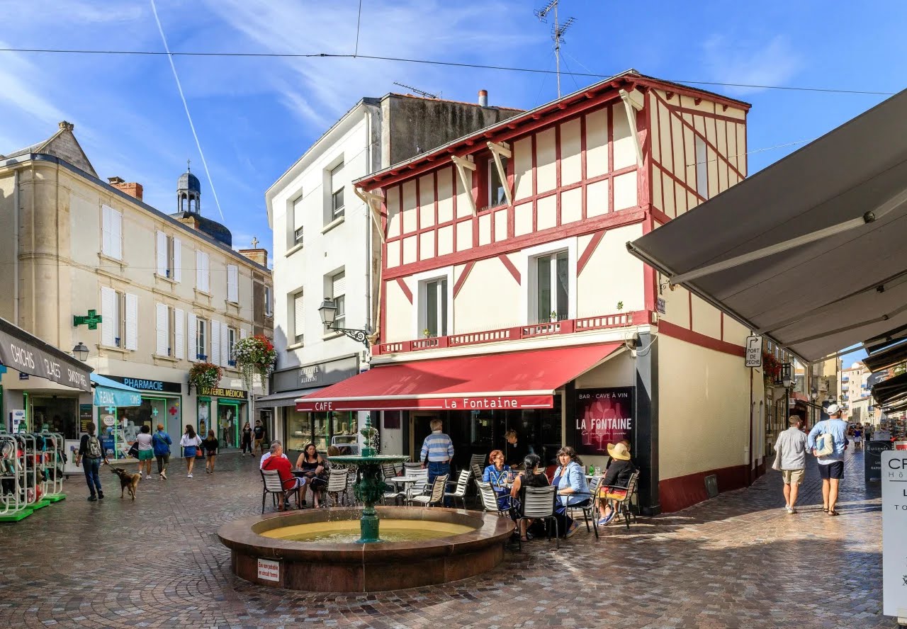 بلدة فرنسية تفرض غرامات على الزوار "شبه العراة"