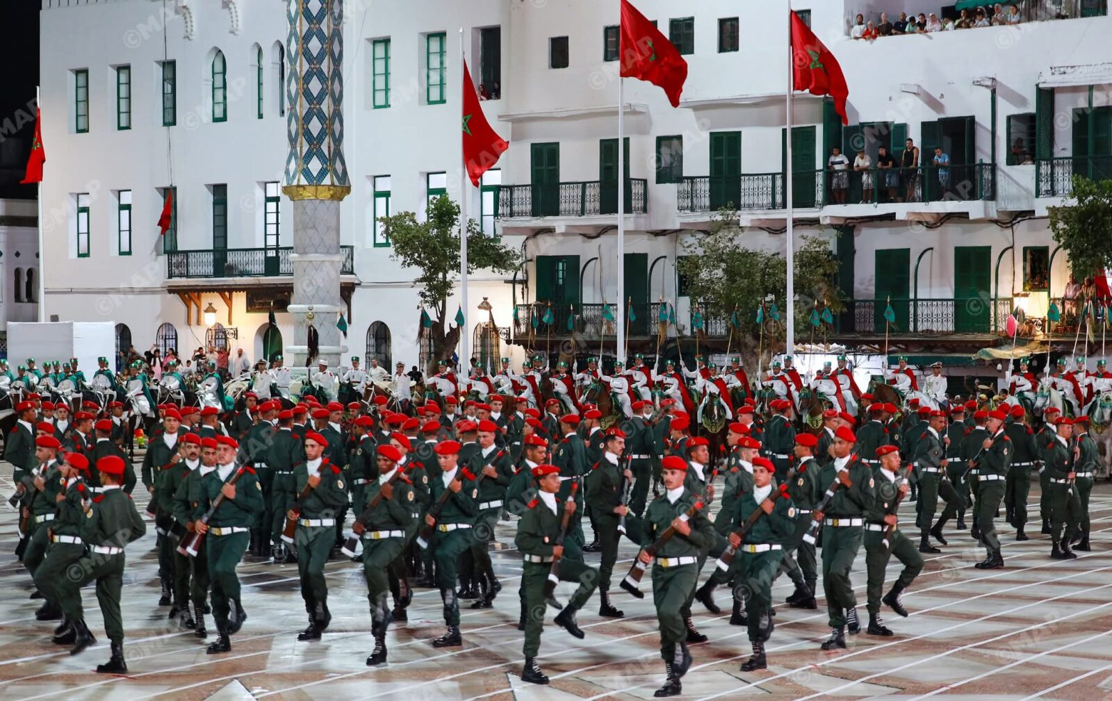 تطوان تتزين بعرض باهر للطواف بالمشاعل وللشهب النارية احتفالا بعيد العرش المجيد