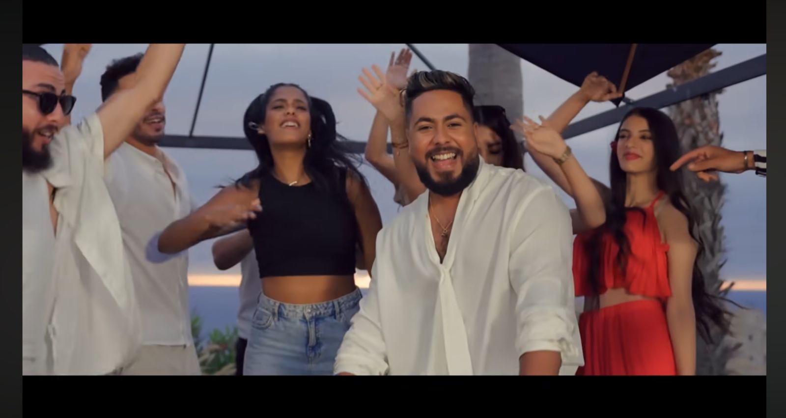 "قمر يتألق بأغنية صيفية وكليب مبهر ويروي تفاصيل رؤيته لـ'بلادي دور'"