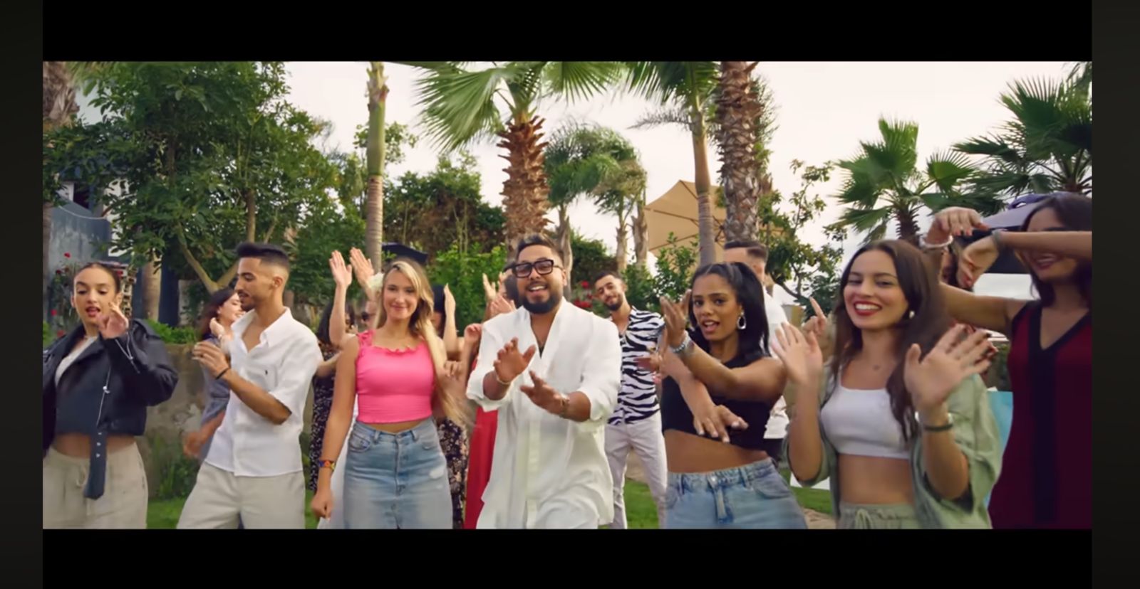 "قمر يتألق بأغنية صيفية وكليب مبهر ويروي تفاصيل رؤيته لـ'بلادي دور'"