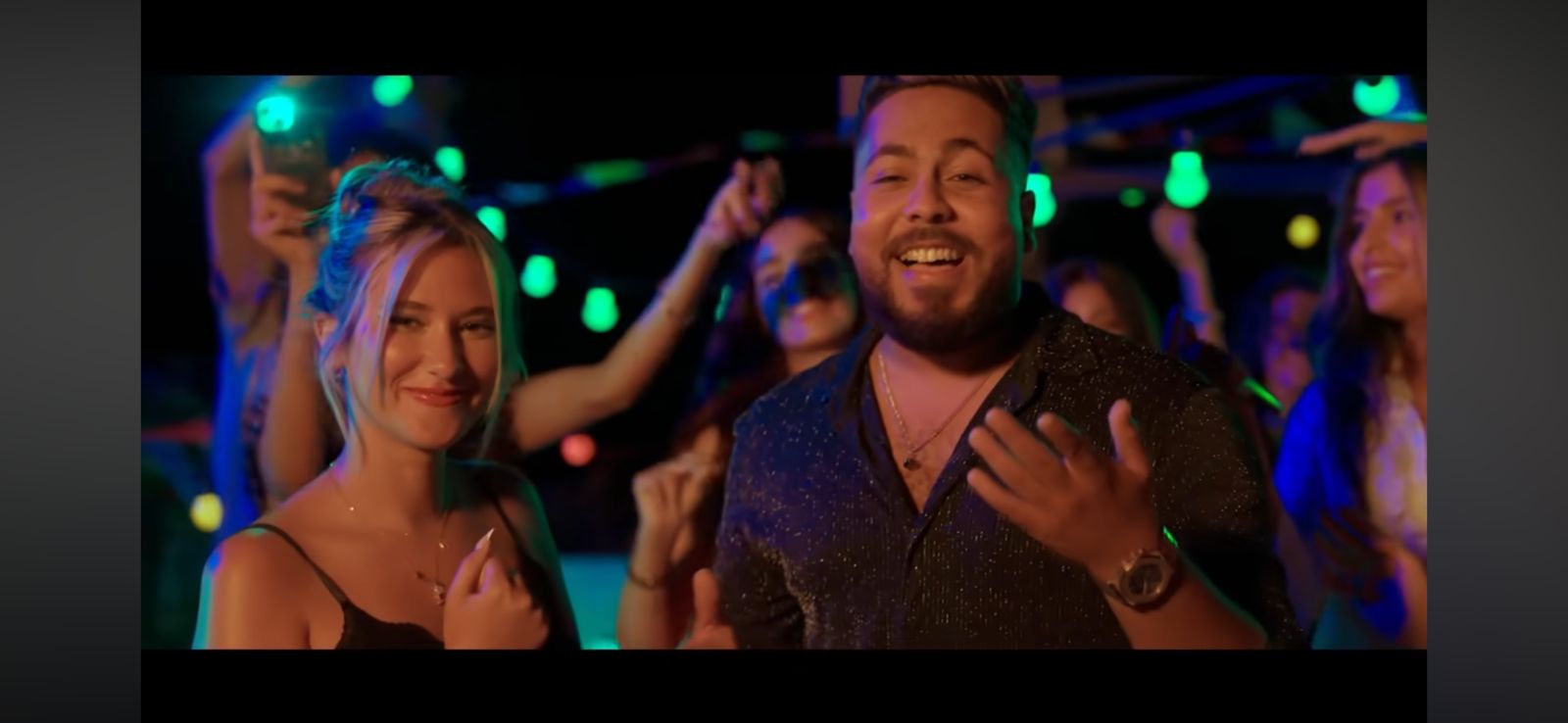 "قمر يتألق بأغنية صيفية وكليب مبهر ويروي تفاصيل رؤيته لـ'بلادي دور'"