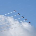 عيد العرش .. فرقة “المسيرة الخضراء” للطيران الاستعراضي تزين سماء شاطئ المضيق بلوحات فنية فريدة وبديعة