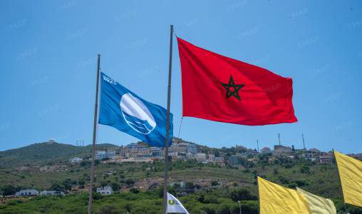 رفع اللواء الأزرق بشاطئ الدالية بإقليم الفحص-أنجرة