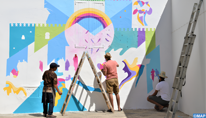 موسم أصيلة الثقافي .. حين يلتئم إبداع الفنان مع صمود الجدران