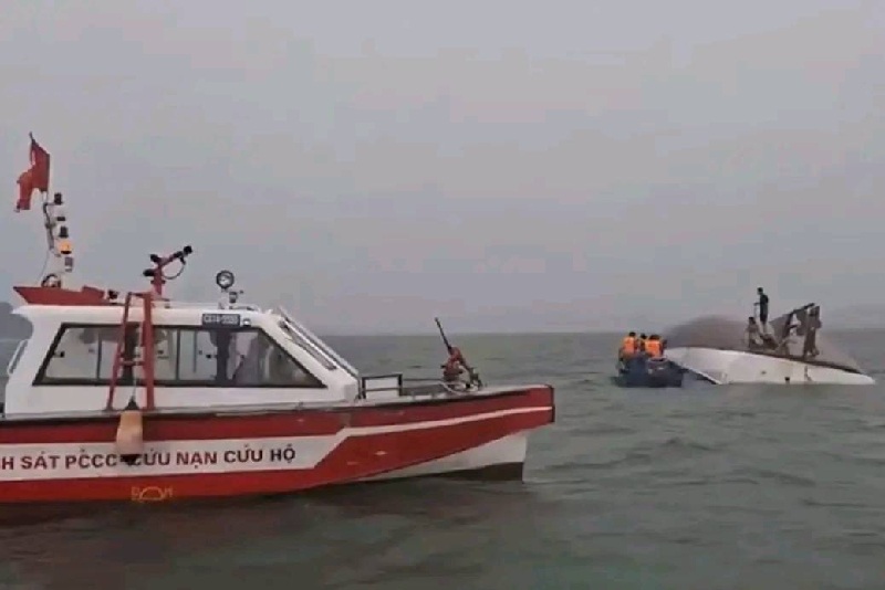 فيتنام.. مصرع 34 راكبا إثر انقلاب عبارة سياحية