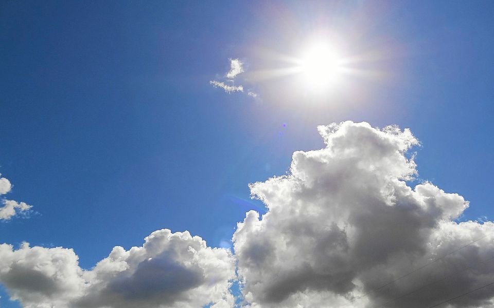 الطقس حارا بمختلف المناطق المغربية مع تشكل سحب منخفضة مصحوبة بأمطار جد خفيفة