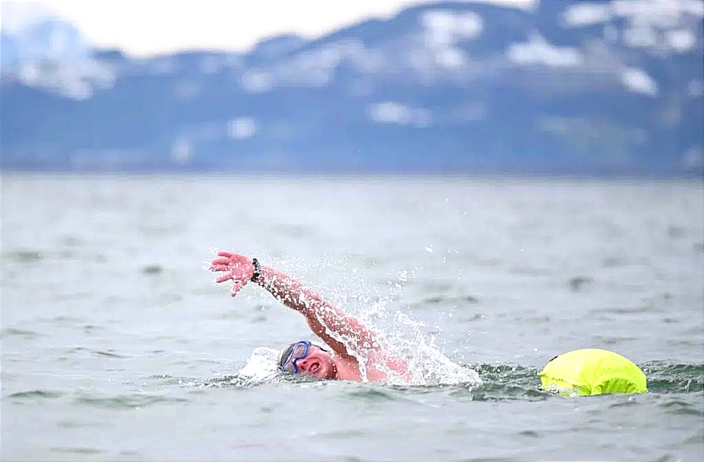 في انجاز غير مسبوق..السباح حسن بركة أول سباح مغربي يسبح حول محيط جزيرة مانهاتن