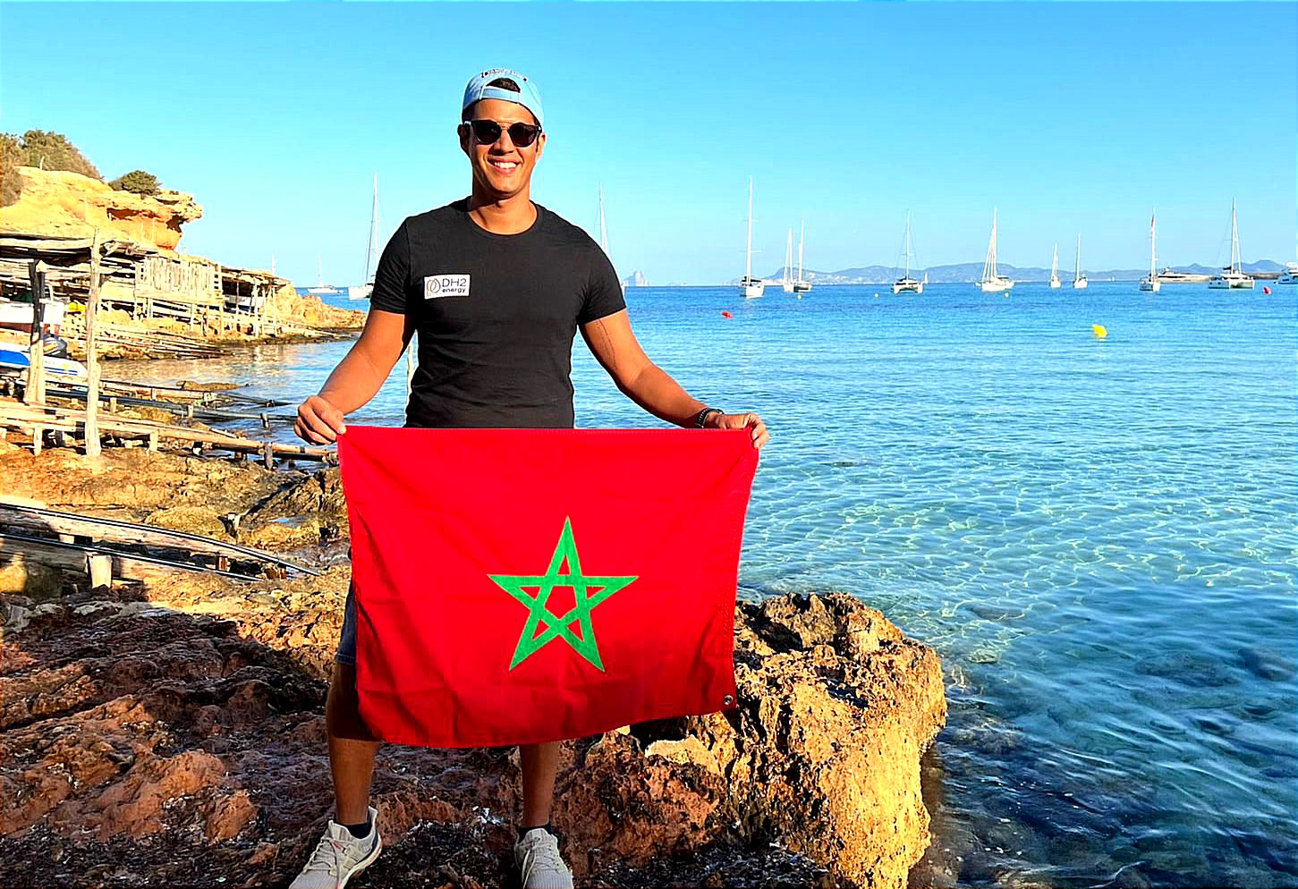 في انجاز غير مسبوق..السباح حسن بركة أول سباح مغربي يسبح حول محيط جزيرة مانهاتن