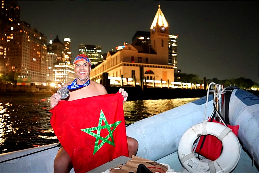 في انجاز غير مسبوق..السباح حسن بركة أول سباح مغربي يسبح حول محيط جزيرة مانهاتن