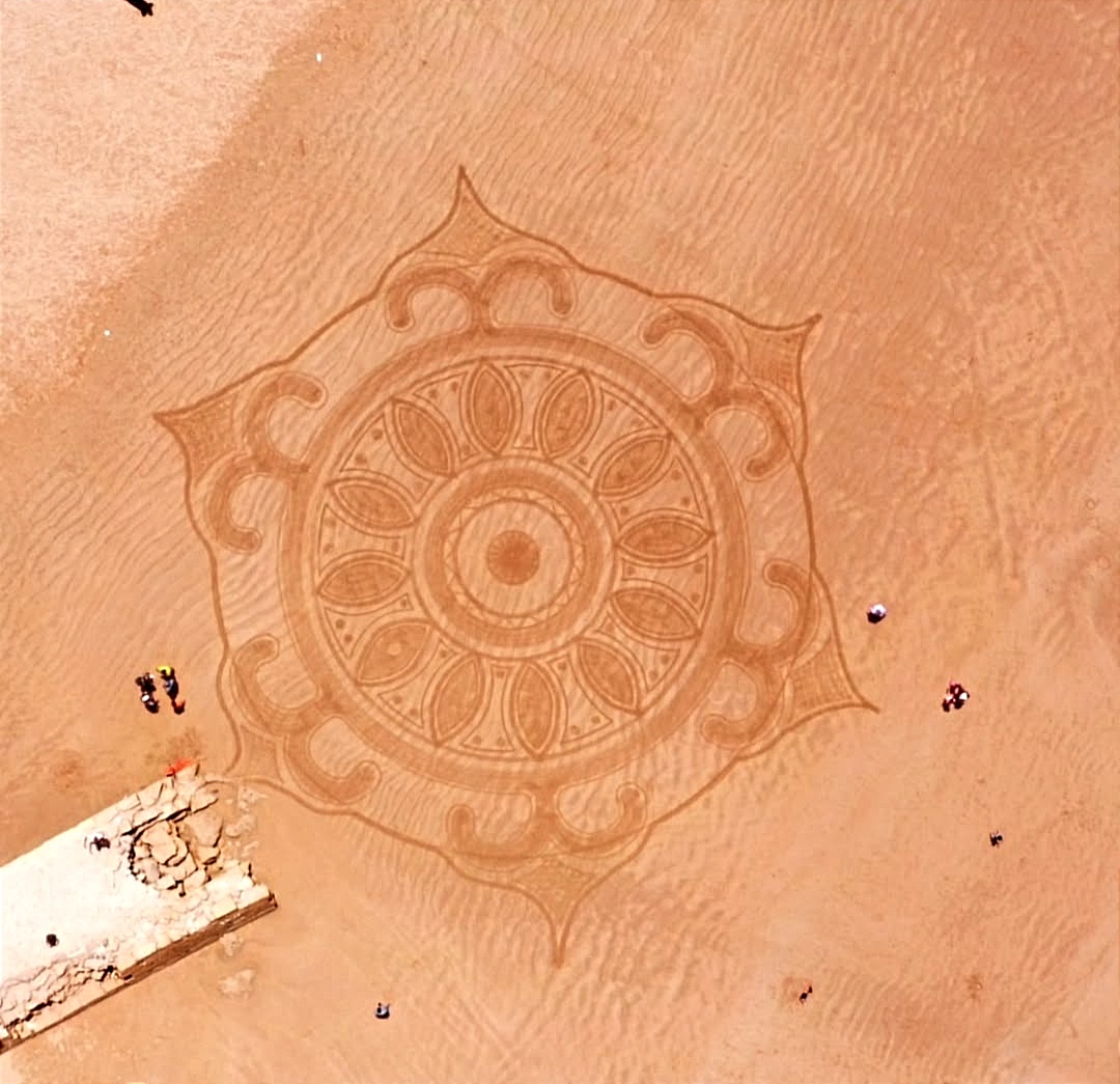 علي سالم يارا يحول رمال شاطئ طرفاية يتحول الى لوحة فنية