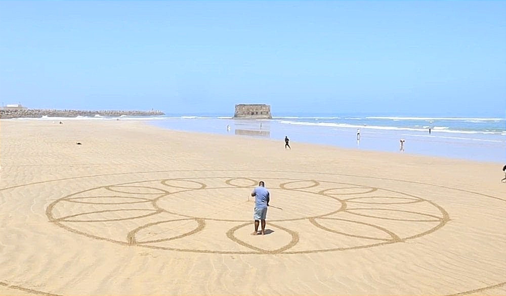 علي سالم يارا يحول رمال شاطئ طرفاية يتحول الى لوحة فنية