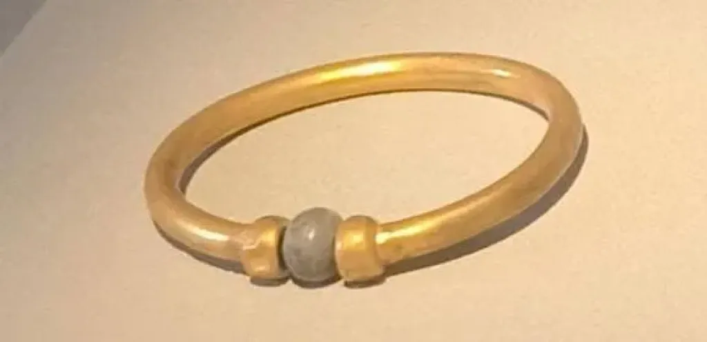 سرقة سوار ذهبي نادر من متحف بمصر..يجر ثلاثة أشخاص إلى السجن 