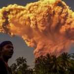 ثوران بركان "لاكي لاكي" يتسبب في تعليق الرحلات بمطار في إندونيسيا