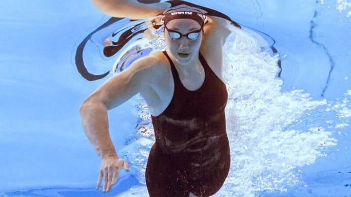 قنينة عطر تجر سباحتين بالمنتخب الايطالي للسباحة للعدالة