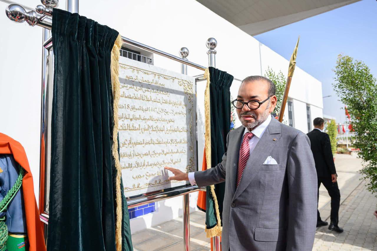 جلالة الملك يدشن ويزور عددا من المشاريع الكبرى المندرجة في إطار إعادة هيكلة وتطوير المركب المينائي للدار البيضاء