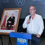 تنظم الدورة الثانية من تظاهرة “عيد السينما”، من 11 إلى 14 شتنبر الجاري في 20 قاعة ومركب سينمائي عبر ربوع المملكة، حسب ما أعلن عنه المنظمون مساء أمس الأربعاء خلال حفل الاطلاق بالمركب السينمائي “باتي كاليفورنيا” بالدار البيضاء. وتهدف هذه المبادرة، المنظمة بشراكة مع المركز السينمائي المغربي والغرفة المغربية لقاعات السينما، إلى جعل الفن السابع في متناول مختلف فئات الجمهور، مع تعزيز مكانة السينما داخل المشهد الثقافي الوطني. وعلى مدى أربعة أيام، ستتحول القاعات السينمائية إلى فضاءات للتبادل الثقافي، من خلال برمجة غنية تضم أكثر من 50 فيلما مغربيا ودوليا، يتم عرضها بسعر موحد يبلغ 30 درهما. وفي كلمة بالمناسبة، قال مدير العمليات بإفريقيا لدى “سينما باتي”، فريديريك غودفرويد: “تؤكد هذه الدورة الثانية التزامنا بجعل السينما فضاء مفتوحا أمام الجميع. نريد أن تكون القاعات أماكن للحياة والثقافة واللقاء”. وأضاف أن “النجاح الجماهيري الذي حققته الدورة الأولى أبان عن وجود طلب حقيقي وانتظارات حقيقية لدى الجمهور”. وتميزت الأمسية الافتتاحية بالعرض ما قبل الأول للفيلم المغربي “سونات نوكتورن/ Sonate Nocturne” للمخرج عبد السلام الكلاعي، بحضور طاقم العمل. وفي تصريح لوكالة المغرب العربي للأنباء، قال مخرج الفيلم “إنه شعور خاص بالنسبة لي أن أفتتح هذه الدورة الثانية بفيلمي “سونات نوكتورن”، الذي أردت أن أخاطب من خلاله الشباب، وتساؤلاتهم، وعلاقتهم بالحب وبالحياة العاطفية”. كما أعرب عن شكره للمنظمين على هذه المبادرة، مبرزا أنه “بفضلهم أصبحت السينما أكثر قربا من المواطنين، وأكثر حيوية وانفتاحا، وهذه مبادرة مهمة في خدمة الثقافة”. ويستهدف “عيد السينما” جمهورا عريضا يضم الطلبة، الأسر، الهواة والمهنيين، حيث يهدف هذا الحدث السينمائي إلى خلق لحظات للتقاسم بين الأجيال، وتغذية الحوار الثقافي، والاحتفال جماعيا بحب السينما. وبدعم من قاعات السينما الشريكة، تجدد هذه المبادرة التأكيد على التزام المغرب بنشر الثقافة السينمائية وتثمينها، حيث توحد مختلف الفاعلين في القطاع – من مؤسسات وموزعين ومهنيين – حول هدف مشترك يتمثل في تعزيز مكانة السينما وجعلها رافعة ثقافية قادرة على ملامسة جميع الشرائح المجتمعية. وفي إطار هذه الدورة الثانية، ستنظم جمعية “يد نجمة”، الشريك في هذه التظاهرة، خرجات سينمائية لفائدة الأطفال المنحدرين من أوساط هشة بمختلف جهات المملكة. وستمكن هذه المبادرة العديد من الأطفال من خوض تجربة مشاهدة فيلم لأول مرة داخل القاعات السينمائية، في تجسيد لالتزام هذا الموعد السنوي بتوسيع قاعدة الولوج إلى الثقافة وترسيخ قيم الديمقراطية الثقافية والسينمائية للفن السابع لدى الأجيال الصاعدة.