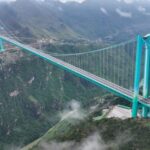 الصين تفتتح أعلى جسر في العالم فوق وادٍ جبلية بمقاطعة قويتشو