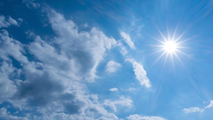 الطقس حارا نسبيا بأقصى جنوب المملكة، مع تشكل سحب منخفضة خلال الصباح والليل