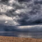 الأحوال غائمة مع تساقط لبعض القطرات المطرية فوق السواحل