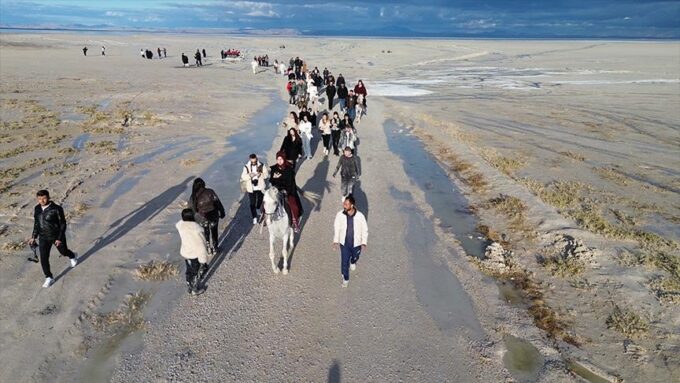 بحيرة الملح التركية.. لوحة طبيعية وميدان لأنشطة سياحية متنوعة