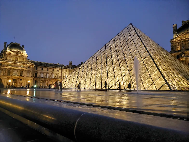 اللوفر يتعرض للسرقة..ما مصير مجوهرات نابليون؟