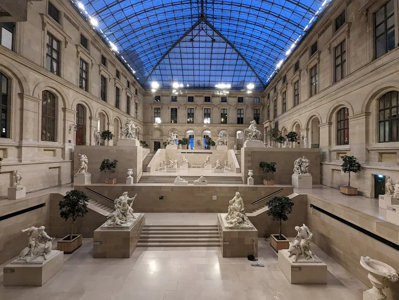 اللوفر يتعرض للسرقة..ما مصير مجوهرات نابليون؟