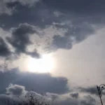 سحب منخفضة جد كثيفة ومصحوبة بكتل ضبابية أو ضباب محلي